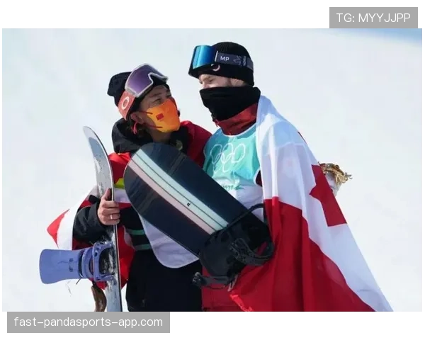 刷到苏翊鸣街拍，外套像路人，手里那箱雪具比我家月薪还贵