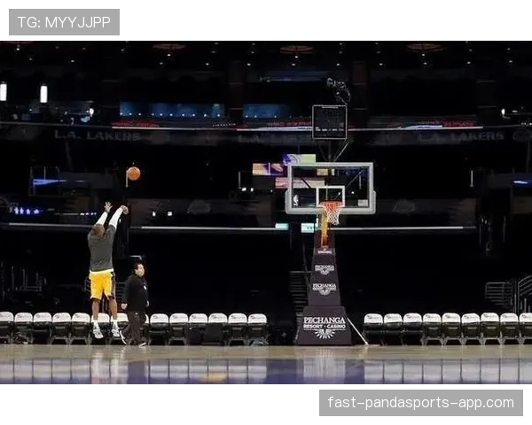 凌晨四点的洛杉矶，他喝的不是咖啡是冰水