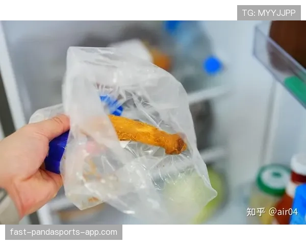 勒布朗家冰箱里塞满蛋白粉，邻居说他半夜三点还在投篮