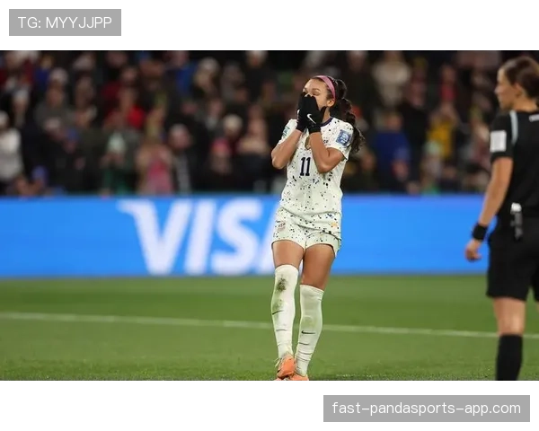 亚历克斯·摩根训练完顺手买了个包，价格够我交三年房租